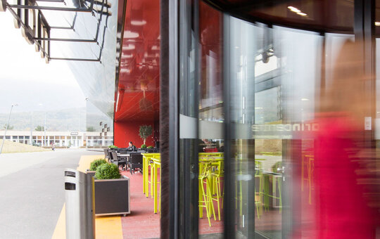 record K 21 – two-leaf revolving door with integrated automatic sliding door and two show-cases