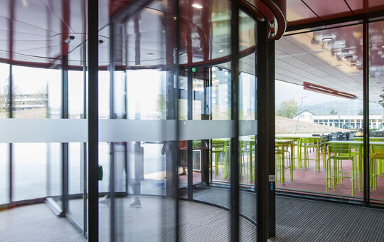 record K 21 – two-leaf revolving door with integrated automatic sliding door and two show-cases