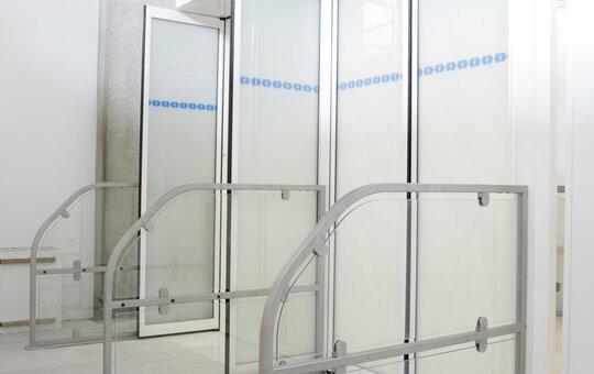 record FlipFlow WIDE – Larger gate with one pair of automatic doors, sensors and lateral guides